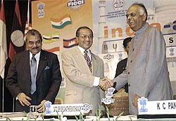 Deputy Chairman of Planning Commission K. C. Pant welcomes Malaysian Prime Minister