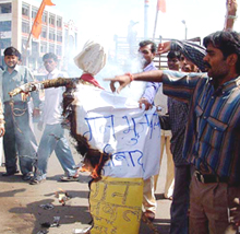 Shiv Sena activists burn Maharashtra Deputy Chief Minister Chagan Bhujbal's effigy