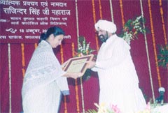 Sant Rajinder Singh Ji Mahanraj receiving the abhinandan patra from Delhi Mayor Jaishree Panwar at a discourse at Kalkaji
