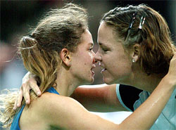 Lindsay Davenport of the USA congratulates Switzerland's Patty Schnyder