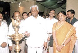 Union Minister Kanshi Ram Rana and Jaya Jaitley at the inauguration of the India Weaves 2002