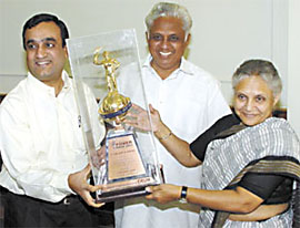 Delhi Power Minister Ajay Maken handing over the ‘Power Excellence Award 2002’, which he received in Mumbai, to Chief Minister Sheila Dikshit in the Capital