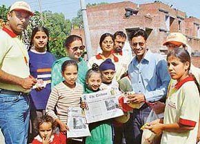 Punjabi pop singer Harbhajan Mann presents gifts to subscribers of The Tribune at Sector 15 in Chandigarh