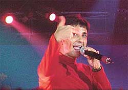 Sukhwinder sings at Seagrams Imperial Blue Sukhwinder Live concert in Megnate Resorts