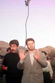 Judge Mohammad Erfan explains that convicted murderer Hashem Anbarniya has chosen to be hanged with a blindfold