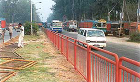 Iron railings being fixed on the central verge of the NH-1 by the NHAI.