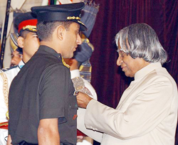 President A.P.J. Abdul Kalam presents the Kirti Chakra to Capt Pankaj Dhayani of 11 Rashtriya Rifle, Dogra, at the Defence Investiture Ceremony 
