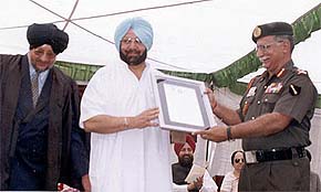The Chief Minister, Capt Amarinder Singh, honours Major-Gen O.P. Nandrajog at the 42nd Foundation Day celebrations of Punjab Public School, Nabha
