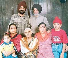 Jagjit Kaur Bedi with daughter Renu Bhalla, son-in-law H.S. Bhalla, granddaughter Rippy, grandson-in-law Sarabjeet Singh Chhabra, and great grandsons Gurtaaj and Gurniket