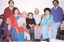 Vishwa Nath Mohan with sons Varinder and Rajinder, daughters-in-law Priyanka and Meenakshi and granddaughter Riddhima