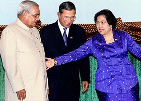 Indonesian President Megawati Sukarnoputri reaches out to Indian Prime Minister Atal Behari Vajpayee