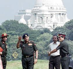 The Chief of the Army Staff, Gen S. Padmanabhan, flanked by the G0C-in-C, Gen J.S. Verma, in front of Victoria Memorial 