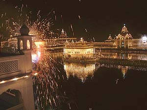 Display of fireworks at the Golden Temple on the night of Divali. 