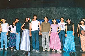 A view of the participants in the fashion show of the Hartron workstation.