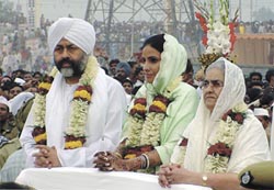 Nirankari mission head Baba Hardev Singh Ji Maharaj, his wife and his mother at the opening of the Annual 55th Nirankari Sant Samagam