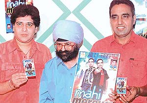 From left to right: Madan Shoki, music Director, with Ajit Sailani and singer Bai Amarjit at the release of cassette ‘Mahi Mereya’.