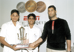 The Mothers International School team of Shreyas Reddy and Shivam Singh receiving the ESPN School Quiz trophy 