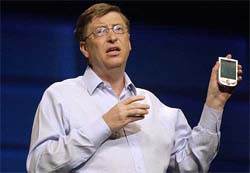 Bill Gates holds a H-P iPAQ 1910 pocket computer