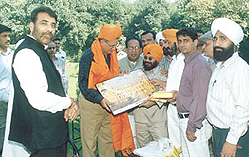 President of the National Akali Dal Paramjit Singh Pamma presenting a photograph of Nankana Sahib to Lt-Governor Vijai Kapoor.