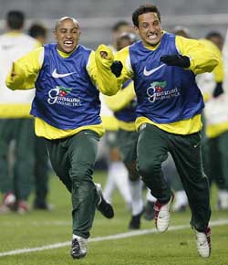 Brazilian football players Roberto Carlos and Belletti compete during a training session