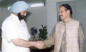 Punjab Chief Minister Amarinder Singh welcomed by Maj-Gen B. C. Khanduri, Union Minister of State for Surface Transport and Highways
