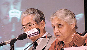Chief Minister Sheila Dikshit with the Japanese representative of ANMC 21 at a press conference