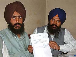 Former MLA Dalbir Singh shows a pledge form