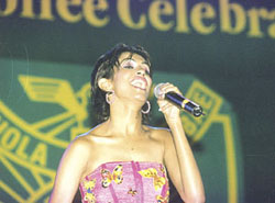 Viva chanteuse performing 