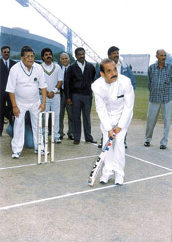 Lok Sabha Speaker Manohar Joshi inaugurating the Parliamentarians' Annual Cricket Match at the Jawaharlal Nehru Stadium ground 