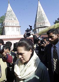 Ms Sonia Gandhi visits Raghunath Temple 