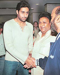 Abhishek Bachchan, who arrived in the city for the shooting of J.P. Duttas LoC, was cornered by fans at hotel Mountview on Tuesday.