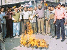 Activists of the All-India Anti-Terrorist Front burn an effigy of the Pakistan President