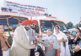 Delhi Chief Minister, Mrs Sheila Dikshit, inaugurated ambulance and hearse services on the premises of the Vidhan Sabha