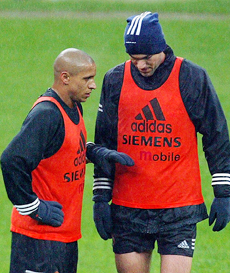 Real Madrid defender Roberto Carlos chats with Zinedine Zidane during a training session
