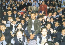 Cricket star Murali Kartik being felicitated by students of Heritage School, Vasant Vihar