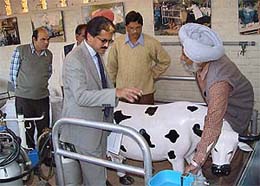 Mr Anand G. Mahindra, Chairman Agro Tech-2002, take a round at CIIs Model Village in Chandigarh