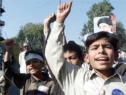 Pakistani Shiite Muslim children raise slogans condemning Israel and the USA during a rally in Islamabad 