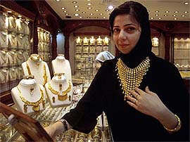 Siddiqa Hashmi tries on a traditionally designed gold necklace