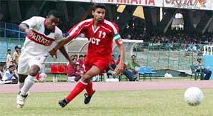 George Ekeh of Mohun Bagan and JCTs captain Daljit Singh fight for the ball 