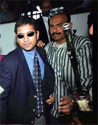 Sachin Tendulkar walks to the tarmac at Kolkata airport 