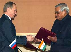 Russian President Vladimir Putin (L) and Indian Prime Minister Atal Behari Vajpayee exchange an agreement