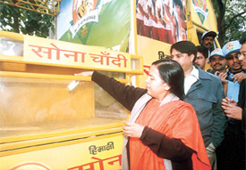 Union Minister of Coals and Mines Uma Bharti depositing her best wishes card