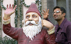 Popular Indian actor Sunil Shetty waves to his fans
