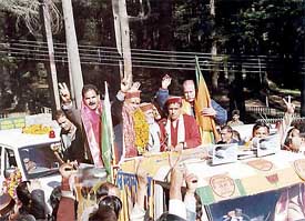 Chief Minister Prem Kumar Dhumal waves to the crowd after launching vishwas yatra