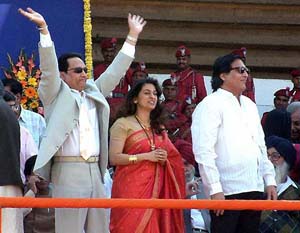 Vinod Khanna, Juhi Chawla and Shekhar Suman acknowledge to the crowd
