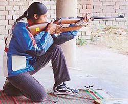 Karanjeet of Punjab takes aim at the kneeling event