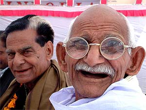 The Madhya Pradesh Congress felicitates senior Congressmen at the party foundation day celebrations