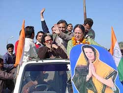 HP Congress chief Sukhvinder Singh Sukhoo greets Mrs Mohsina Kidwai and other leaders at Nadaun bridge on Sunday.