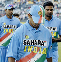 Indias Rahul Dravid hangs his head along side team-mates Yuvraj Singh and Javagal Srinath as they walk off the field after their loss to New Zealand by five wickets in the third one-day international in Christchurch on Wednesday. 