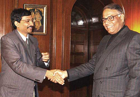 External Affairs Minister Yashwant Sinha shakes hand with Polaris software chief Arun Jain 